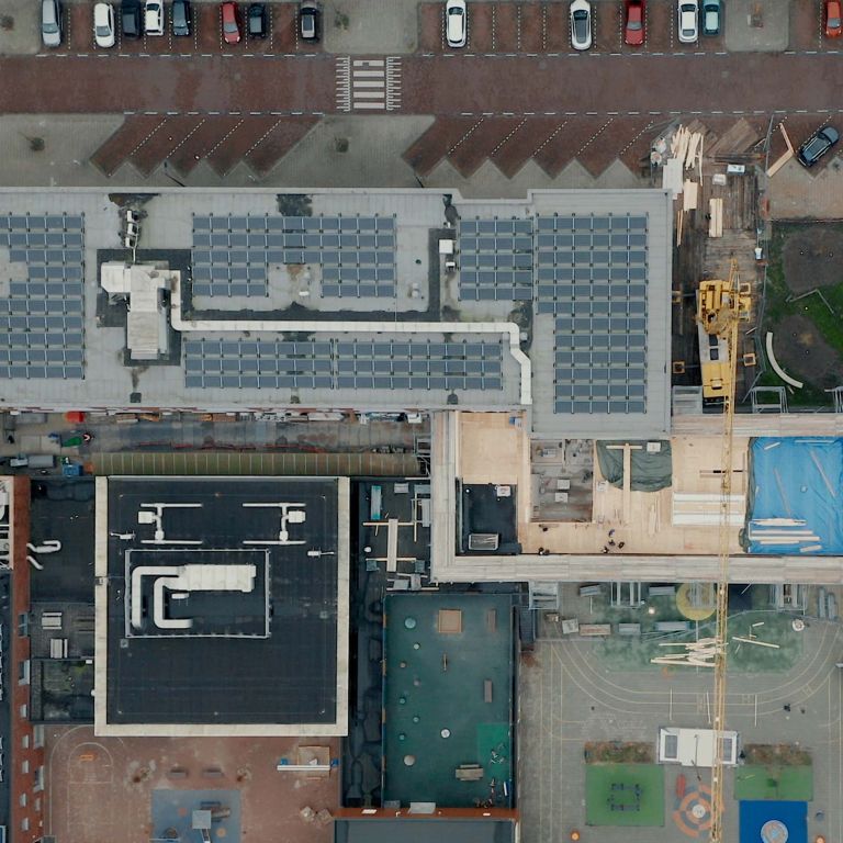 Bovenaanzicht daken met zonnepanelen